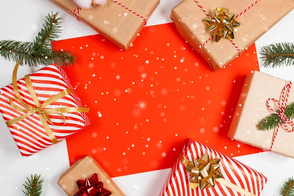 Mutlu Noel Kartları Hediye Kutularından Yapılmış Pankartlar Köknar Süslemeler Beyaz — Stok fotoğraf