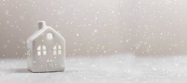 Gri arka planda fotokopi alanı olan ev tipi kar yağışı modeli. Noel ve mutlu yeni yıl kompozisyonu. Parlak Kış Tatil Kompozisyonu. Tebrik kartı, afiş, poster