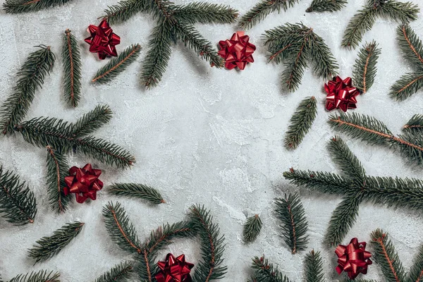 Weihnachten Und Neujahr Urlaub Hintergrund Kreativer Rahmen Aus Tannenzweigen Rote — Stockfoto
