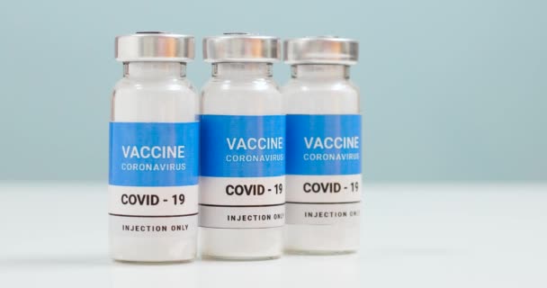 Covid 19 viales de inyección de vacuna preparados. — Vídeos de Stock