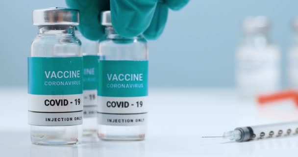 Női orvosi nővér készíti elő a vakcina átlátszó folyadékot tartalmazó injekciós üveget. Orvosi fogalom. Fénymásolási hely — Stock videók