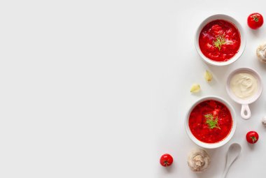 Geleneksel Ukrayna borş çorbası ya da pancar, patates, domates, beyaz arka planda kaselerde et. Üst Manzara. Boş kopyalama alanı.