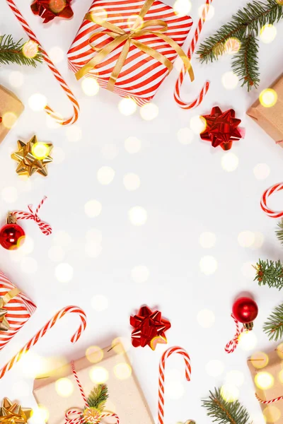 Feliz año nuevo banner de orientación vertical. Cajas de regalo rojas a rayas con lazos dorados y rojos sobre fondo blanco. —  Fotos de Stock