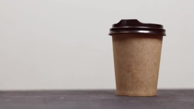 Kafkas kadın eli, sabahları enerji yüklemek için plastik kapaklı kağıt bardak alır.