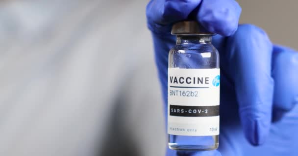 Odessa, Ucrânia - 9 de dezembro de 2020: Fechar as mãos do médico que dá a vacina Pfizer Biontech para proteger do coronavírus ou da pandemia do covid-19. — Vídeo de Stock