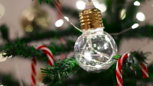 Baubles enfeestelijke verlichting op kerstboom. Nieuwjaarsconcept. — Stockvideo