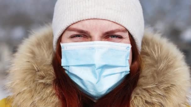COVID-19 Salgın Coronavirüs genç turist Coronavirus hastalığına karşı tıbbi maske takıyor. — Stok video