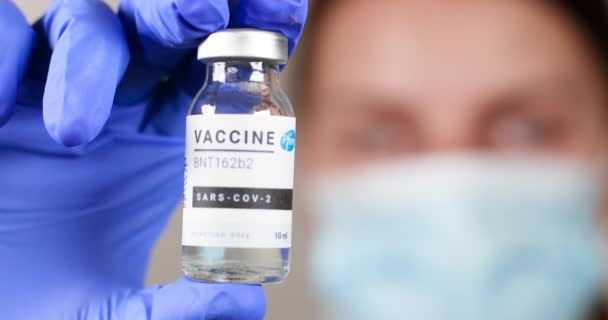 Odessa, Ucraina - 9 dicembre 2020: flaconcino di vaccino Coronavirus nelle mani dei medici in una clinica. Sviluppo e sperimentazione di un nuovo farmaco contro la pandemia di Covid 19 — Video Stock