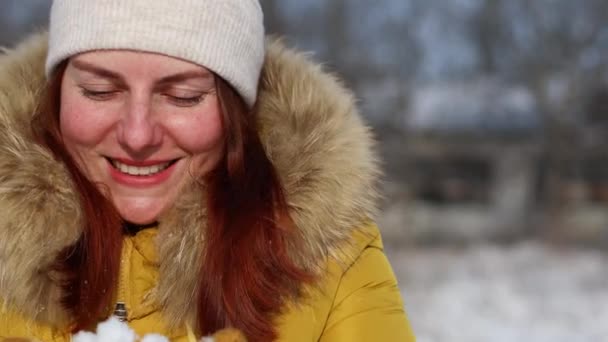 Skönhet vinter flicka som har roligt i vinterparken. Jul, vinter semester koncept. Snöfall. — Stockvideo