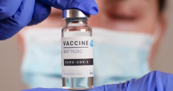 Odessa, Ukraine - 9. Dezember 2020: Arzt mit Pfizer Biontech BNT162b2 Impfstoff gegen Coronavirus COVID-19. — Stockvideo