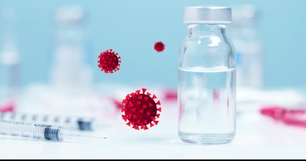 Plastik mavi koruyucu eldivenli doktor ya da bilim adamı şeffaf aşı sıvısı olan bir şişe alıyor. Koronavirüsle, griple veya kızamık salgınıyla savaşmak için aşı geliştirme ve araştırma — Stok video