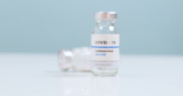 Covid-19 butelka szczepionki przeciw koronawirusowi do wstrzykiwań. Koncepcja lekarstwa, szczepienie covid — Wideo stockowe