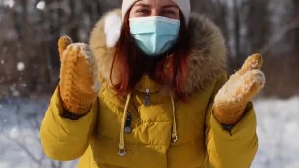 COVID-19 Пандемия коронавируса молодая девушка-туристка в медицинской маске против коронавируса 2019 — стоковое видео