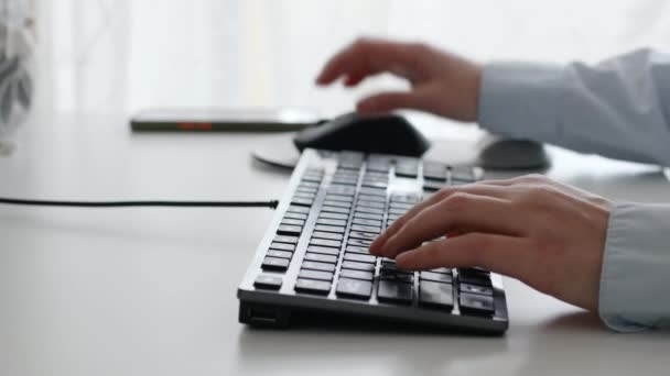 PC klavyesinde daktilo kullanan profesyonel kadın kullanıcı elleri bilgisayar yazılım uygulamaları teknolojisi kavramı ile online olarak çalışan ofis masasında oturup yan görünümü kapatın. — Stok video