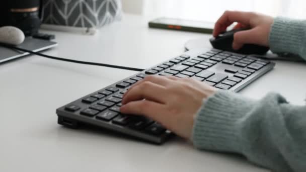 PC klavyesinde daktilo kullanan profesyonel kadın kullanıcı elleri bilgisayar yazılım uygulamaları teknolojisi kavramı ile online olarak çalışan ofis masasında oturup yan görünümü kapatın. — Stok video