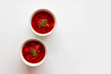 Geleneksel Ukrayna borş çorbası ya da pancar, patates, domates, beyaz arka planda kaselerde et. Üst Manzara. Boş kopyalama alanı.