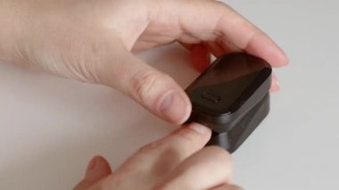 Evde nabız oksimetresiyle kan oksijeni doygunluğunu ölçen biri var. Koronavirüs salgını sırasında evdeki sağlığı korumak için modern teknolojiler.