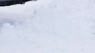 Kar kürekli adam elleri kışın avluda kaldırımları temizler. Kış manzarası. Sıcak kış kıyafetleri giymiş genç bir adam.