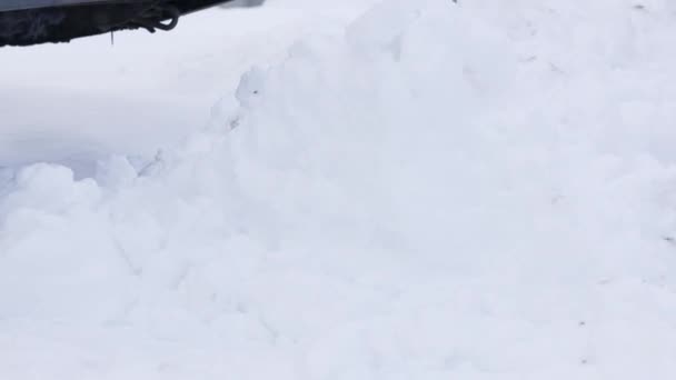 Мужские руки с лопатой для снега очищают тротуары во дворе зимой. Зимний ландшафт. Молодой человек в теплой зимней одежде — стоковое видео