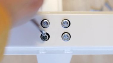 İşçi demirinden beyaz mobilyalar monte eder, tornavida aletleriyle tamir eder ya da tamir eder. Mobilya kurulumu