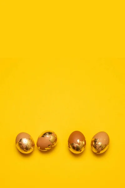 Huevos Dorados Pascua Sobre Fondo Amarillo Con Espacio Para Copiar — Foto de Stock