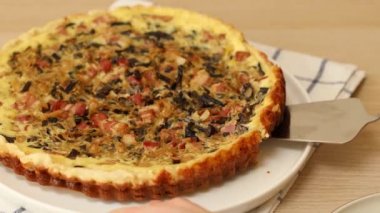 Ellerinizi kapayın ve taze pişmiş pastırmalı, mantarlı ve soğanlı turta dilimlerini masaya koyun. Tavuklu tart. Tavuklu pasta.