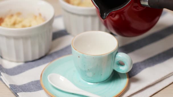 Schwarzkaffee Espresso in eine Tasse gießen. Kaffee mit türkischer Kaffeemaschine — Stockvideo