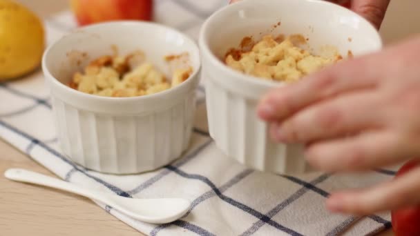 Female hands put American freshly baked apple pie on the table. — Stock Video