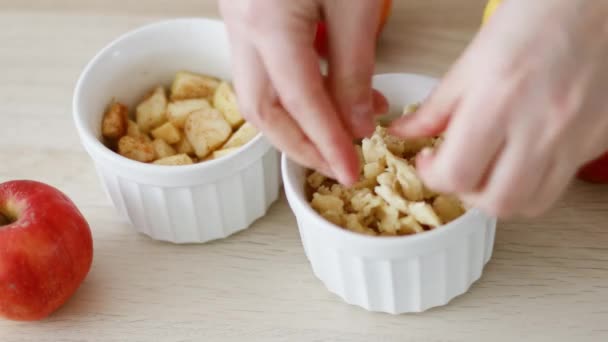 Cuisine américaine de tarte aux pommes. Tarte aux pommes croustillante ou émiettée — Video