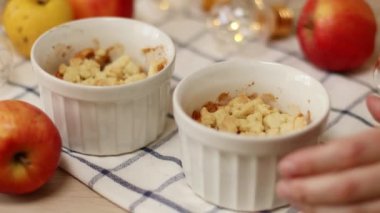 Kadınların eli kaşıkla bir parça kek alır. Lezzetli geleneksel Amerikan tatlısını ye.