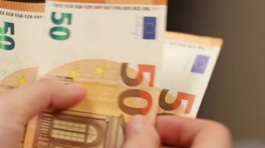 Avro paralarını sayarken erkek ellerini kapat. Nakit parayla mali operasyonlar, kolay ve kirli para. Dünya ekonomik krizi.