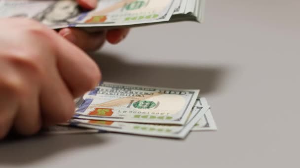 Нові банкноти в руках. Світова економічна криза. Руки жінки, що рахують гроші вдома . — стокове відео