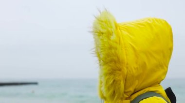 COVID-19 Pandemic Coronavirus yaşlı kadın SARS-CoV-2 virüsünü plaj denizine yaymak için maske takıyor. Korunaklı maskeli bir turist Coronavirus hastalığına karşı.