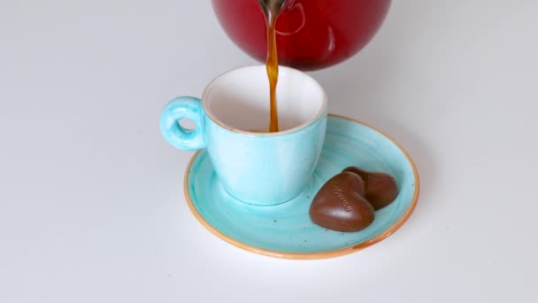 Verter café turco negro en taza de porcelana blanca. Café negro taza de mañana — Vídeo de stock