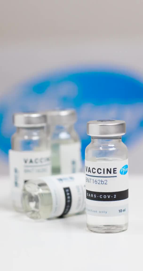 Odessa, Ukraine - 9. Dezember 2020: COVID-19, nCoV 2019 Impfstoff mit Pfizer-Logo im Labor, Prävention, Immunisierung und Behandlung. — Stockvideo