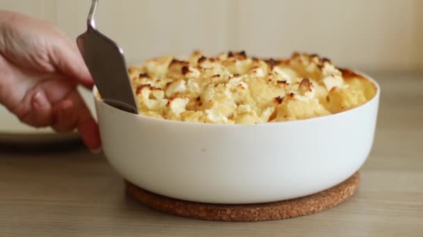 Een fluitje van een cent. Zelfgemaakte seizoensgebonden bloemkool ovenschotel — Stockvideo