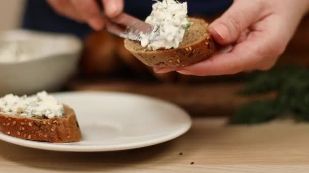 Αλείψτε το τυρί κρέμα στο ψωμί, ενώ το μαγείρεμα σάντουιτς — Αρχείο Βίντεο