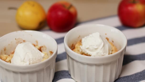 Tarte aux pommes américaine fraîchement cuite avec crème glacée. La main de la personne prend un morceau de gâteau avec de la crème glacée par une cuillère. Mangez un délicieux dessert traditionnel — Video