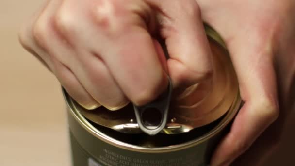 男手を開くオリーブ缶とオリーブを取り出す. — ストック動画