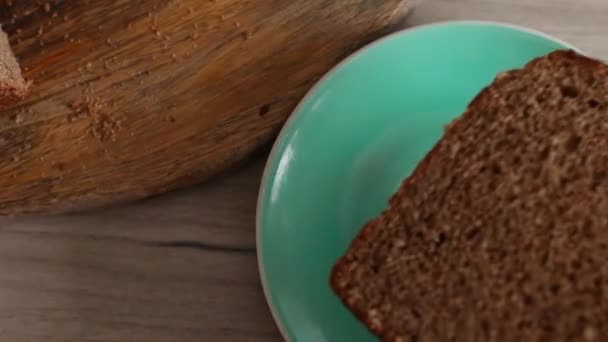 Persona extendiendo queso crema en un pedazo de pan. Pan de centeno sin levadura con semillas. Manos femeninas haciendo un sándwich — Vídeos de Stock