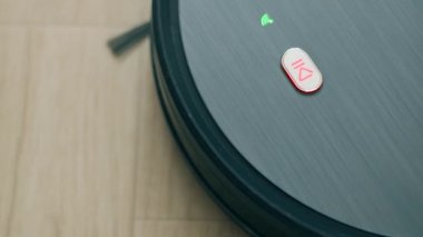 Robotik elektrik süpürgesi pil göstergesi bir pil şarjı gösteriyor