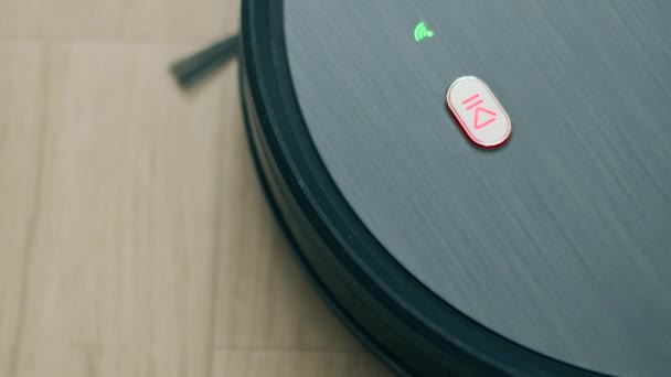 Robotic vacuum cleaner battery indicator showing a battery charge — Stock Video