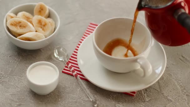 Caffè nero versato in tazza bianca su un tavolo di texture in cemento grigio. Caffè Jezve utilizzando caffettiera turca — Video Stock