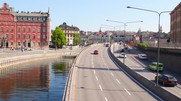 Wiele samochodów jedzie po autostradzie w słoneczny letni dzień. Sztokholm, Szwecja. Europa — Wideo stockowe