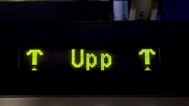 Informações de passageiros preto sinal marquee dizendo às pessoas upp e seta sinal — Vídeo de Stock