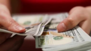 Amerikan dolarlarını sayarken insan elini yakından çek.