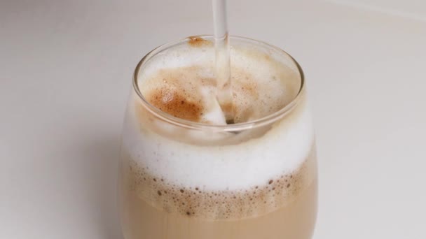 Personlig hand under omrörning latte kaffe med glassked — Stockvideo