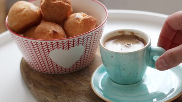 Café Expresso en una taza azul sobre una mesa blanca. Womans mano toma una taza automática de café — Vídeos de Stock