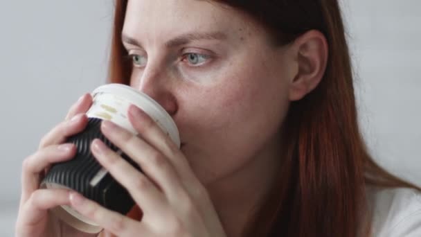 Jong meisje met lang haar dranken warm latte koffie — Stockvideo