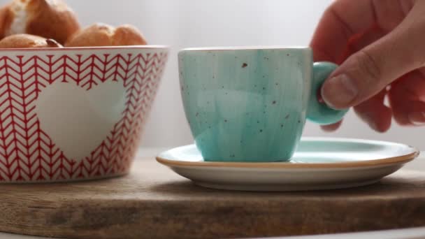 Café Expresso en una taza azul sobre una mesa blanca. Buenos días. — Vídeo de stock